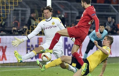 Hat-trick cứu thua trong 30 giây của thủ thành Dortmund